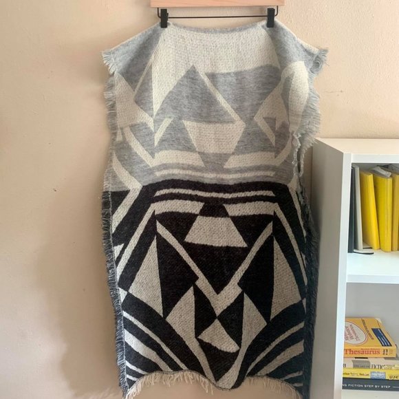 American Eagle Outfitters Accessories - Aztec patterned blanket scarf